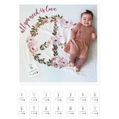 lulujo Babys First Year Swaddle-Blanket & Karten Set, All you need is Love